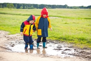 Kinder in Matschhosen