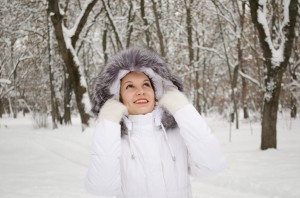 Frau in weißer Winterjacke