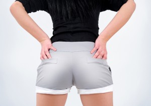 Frau in grauer Hot Pants