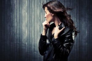 Frau in schwarzer Lederjacke