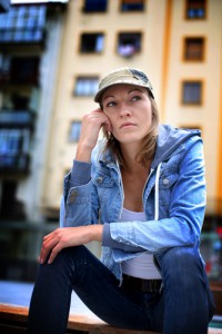 Frau in Streetwear - Jeansjacke und Jeans