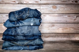Jeans gibt es in verschiedenen Schnitten und Waschungen