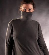 Frau mit übergroßem Pulli