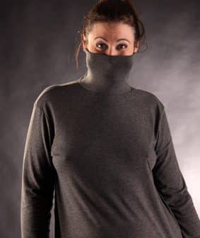 Frau mit übergroßem Pulli