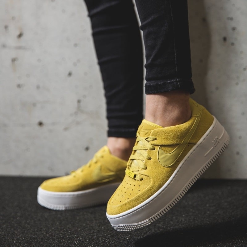 Sneaker modisch tragen zu jeder Jahreszeit